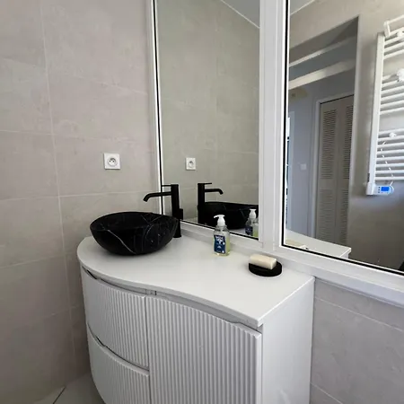 Front De 100m2 Vue Magnifique, Balcon, Jardin, Garage Apartment